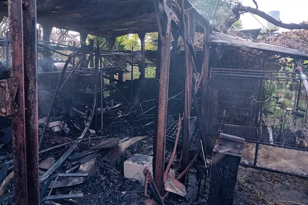 FOTO: V obci Komjatice zasahovali hasiči. Horela prístavba rodinného domu