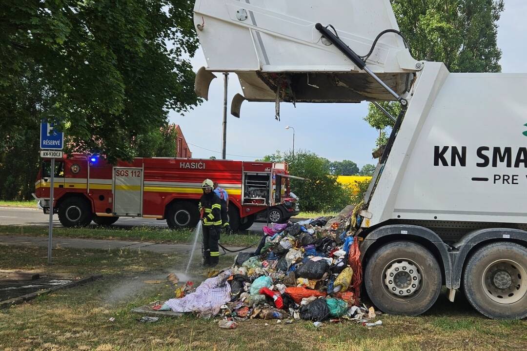 FOTO: Požiar v Komárne zasiahol smetiarske auto, museli ho vyprázdniť priamo na ulici. Čo ho spôsobilo?