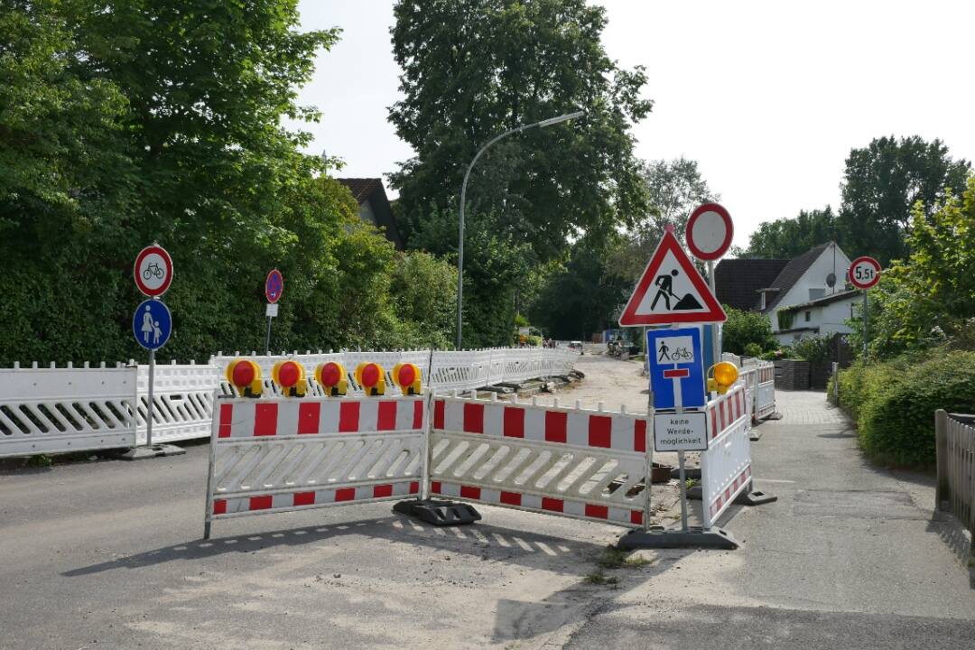 Foto: Cesta v Nových Zámkoch bude ešte viac ako dva mesiace čiastočne uzavretá. Rekonštrukcia prebieha za spustenej premávky