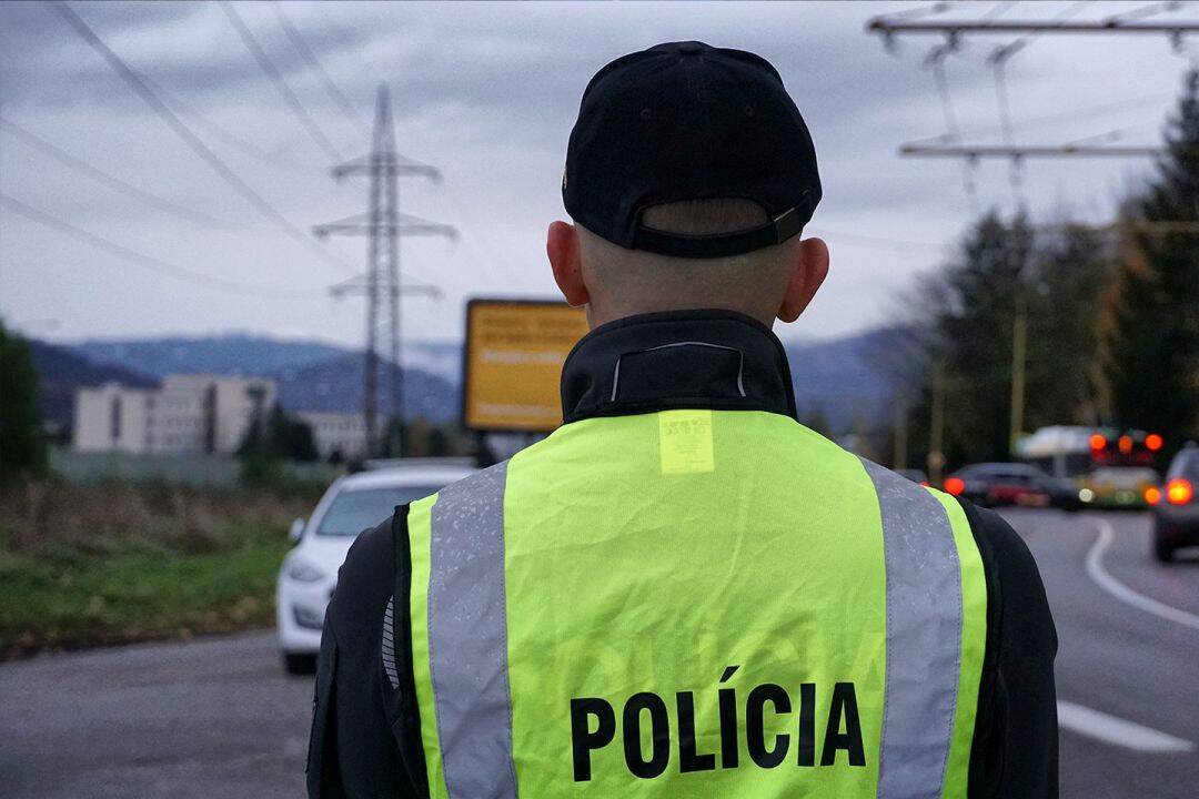 Foto: Úsek Drážovce-Lefantovce pri Nitre je neprejazdný. Niekoľko áut tam skončilo mimo cesty