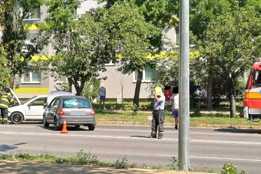 Foto: V centre Komárna sa zrazili dve vozidlá. Vznikajú kolóny v oboch smeroch