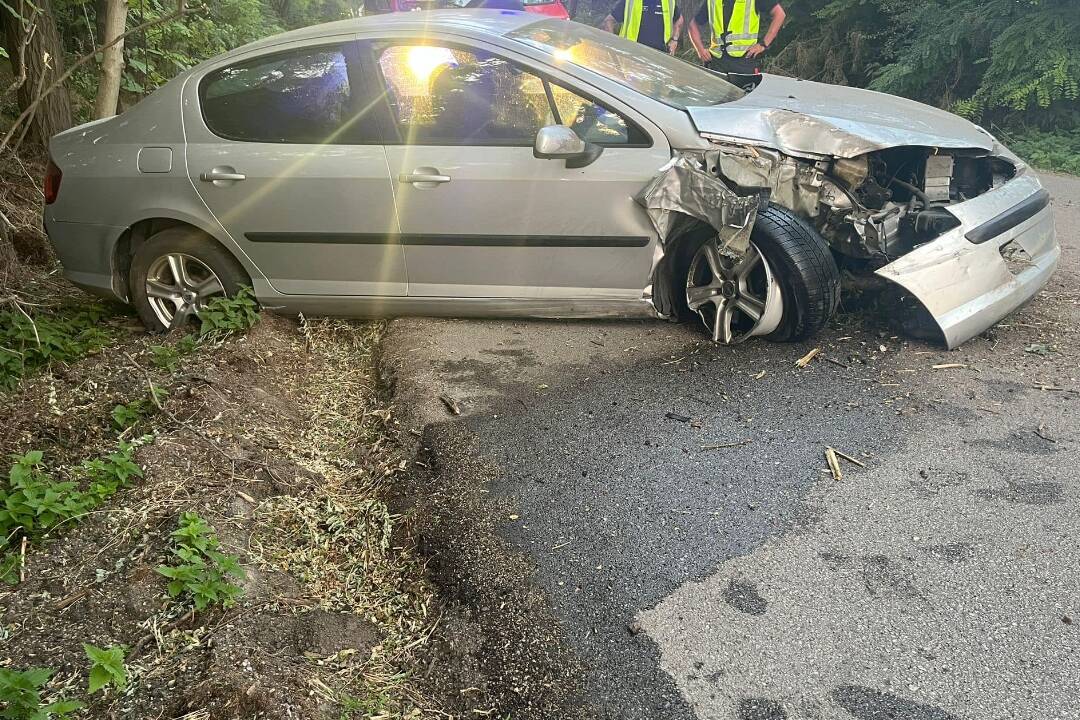 Foto: Opitý vodič vo Vrábľoch zišiel z cesty a narazil do stĺpa. Nafúkal viac než 2 promile