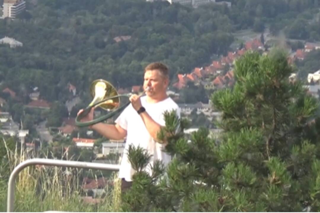 Foto: VIDEO: Netradičný narodeninový darček. Mladý romantik zahral svojej priateľke na rohu zo Zobora