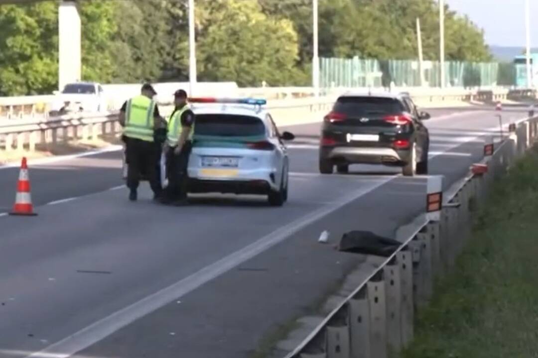 Foto: Žena preliezla na obchvate v Nitre zvodidlá a chcela si skrátiť cestu, zomrela pod kolesami auta