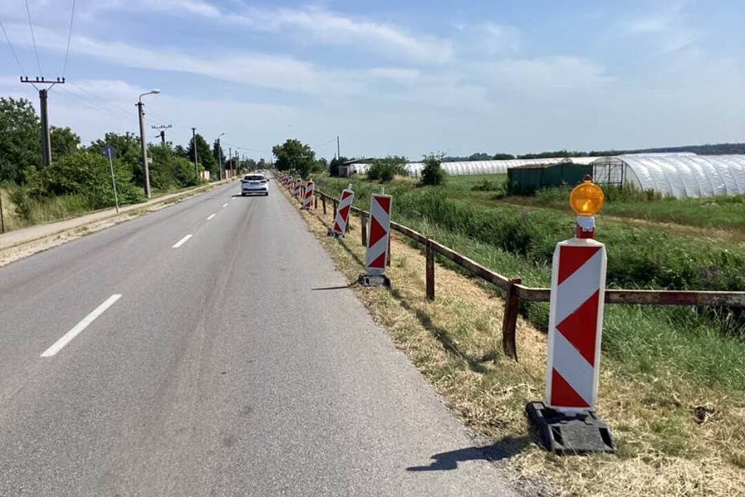 FOTO: Staré zábradlie v Janíkovciach už doslúžilo. Vymenia ho za zvodidlá, pozor na obmedzenia