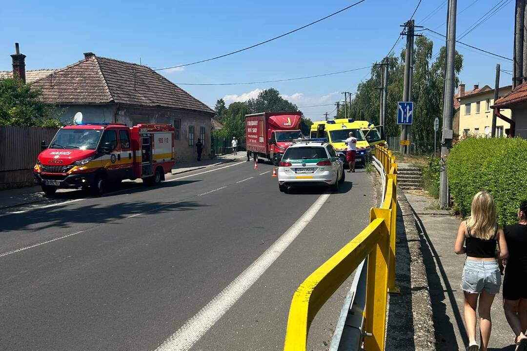 V Ivanke pri Nitre havarovala sanitka s nákladným automobilom, vznikli aj kolóny