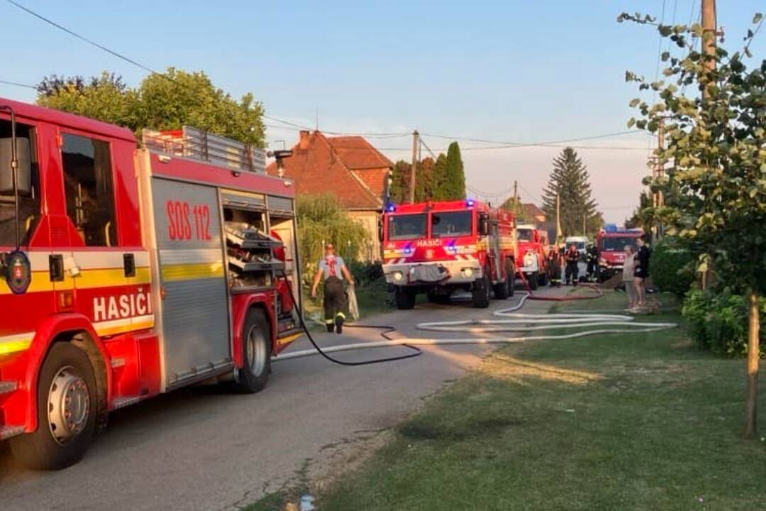 FOTO: Pri Mojmírovciach horela garáž pri rodinných domoch. Plamene krotili 4 hasičské autá