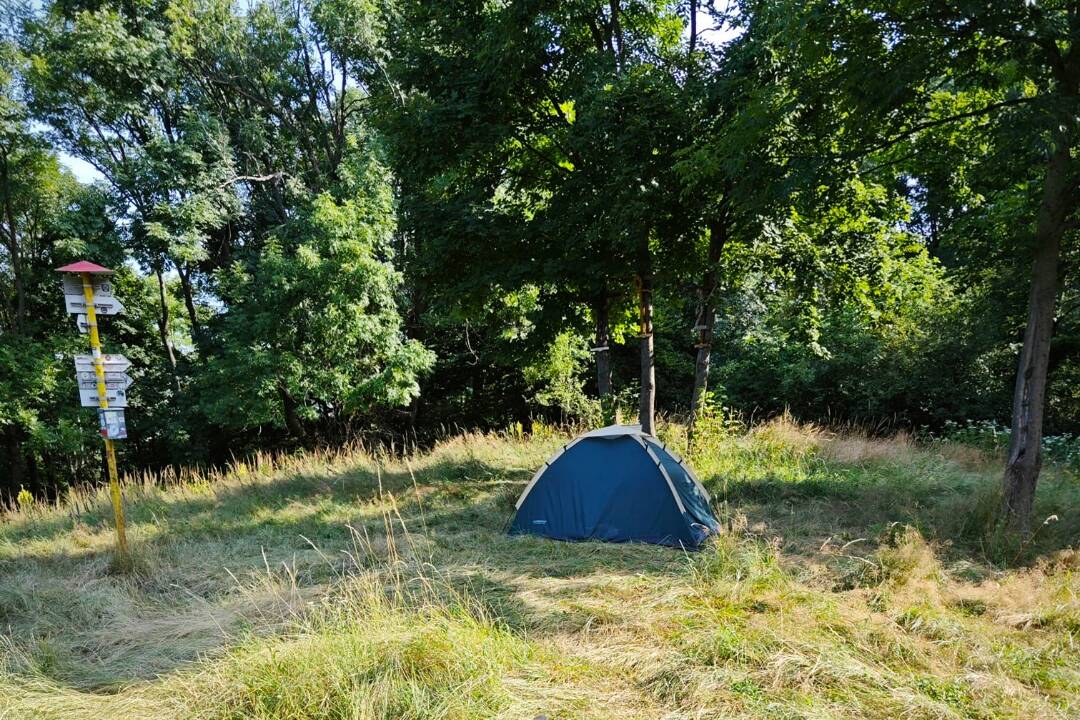 Foto: V pohorí Tribeč stojí už niekoľko dní opustený stan. Nikto nevie, komu patrí a ľudia sa obávajú najhoršieho