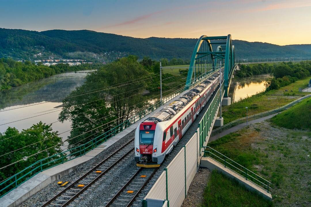 Foto: Vlaky na Slovensku oproti minulému roku znížili meškanie. Ak čakáte na spoj, toto sú najčastejšie dôvody