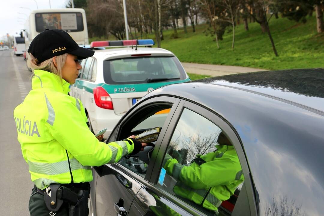 Foto: Políciu prekvapilo nezvyčajné poďakovanie: Opitý vodič ocenil, že ho zastavili a verejne sa ospravedlnil