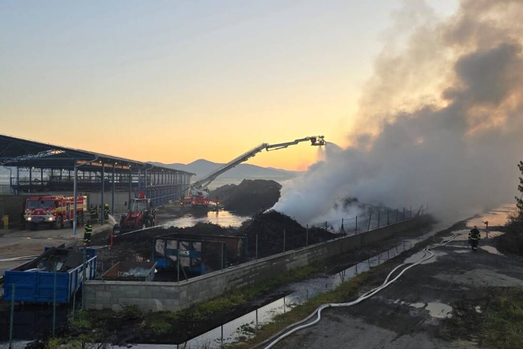 FOTO: V Dolných Krškanoch pri Nitre zhorela kompostáreň, hasiči bojovali viac ako 15 hodín