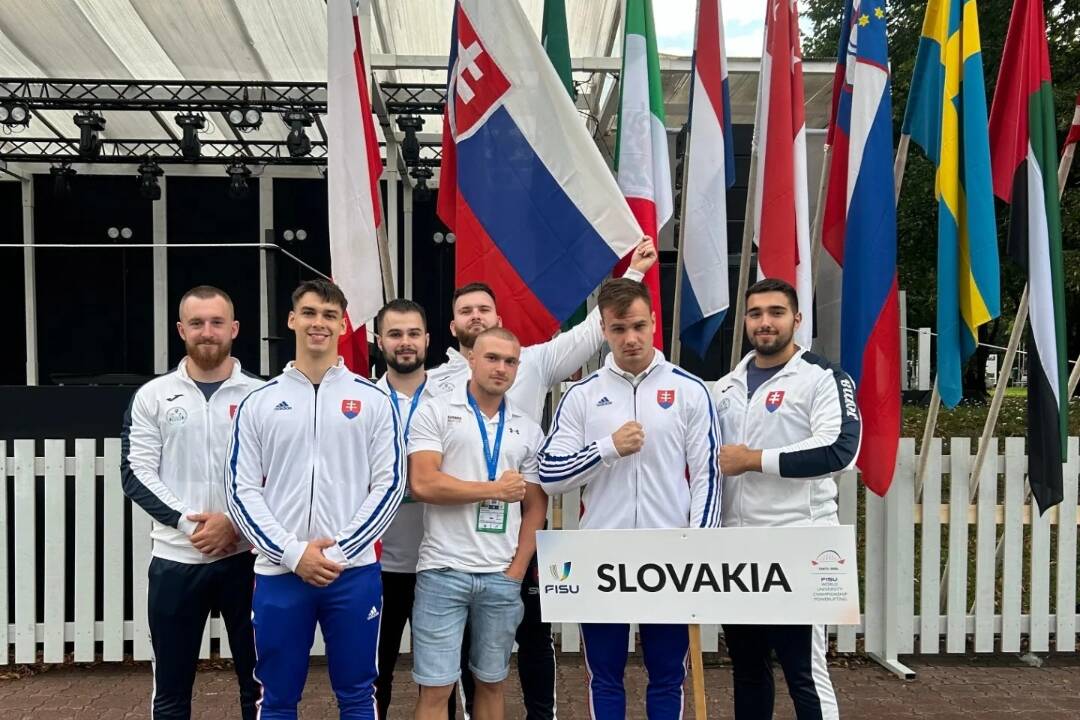 FOTO: Študenti z Nitry reprezentovali Slovensko na historicky prvých univerzitných MS v silovom trojboji