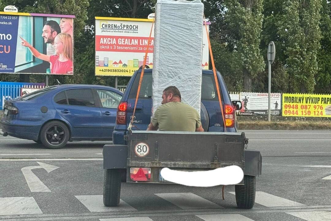 Foto: Keď sa šetrí na preprave: V Moravciach sa viezol vo vozíku muž a držal chladničku, pobavil tým internet