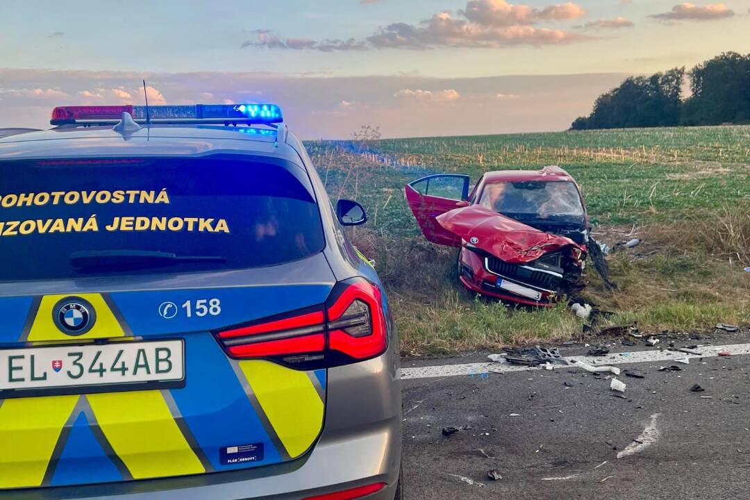 FOTO: Pri Krvavých Šenkoch sa večer čelne zrazili dve autá, po náraze skončili ich vraky mimo cesty