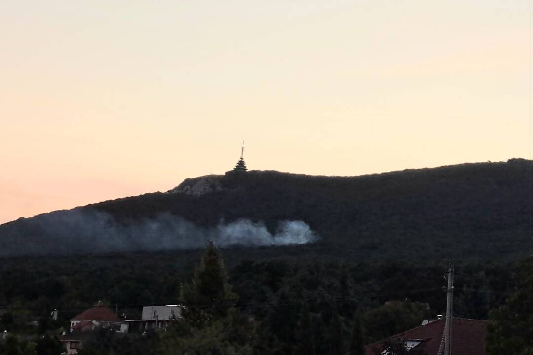 FOTO: Na Zobore včera horelo, dym videli stúpať z lesa nad Nitrianskymi Hrnčiarovcami