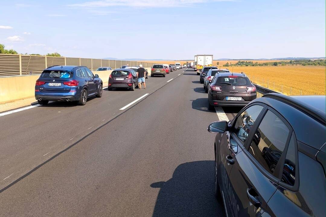 Foto: Nehoda komplikuje premávku na R1 v smere z Nitry na Banskú Bystricu 