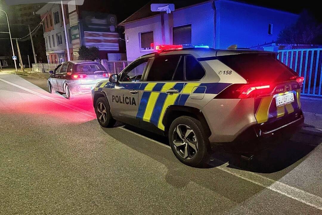 Foto: Policajti v Zlatých Moravciach zastavili vozidlo s poškodenými svetlami. Vodič mal drogy v sebe aj pri sebe