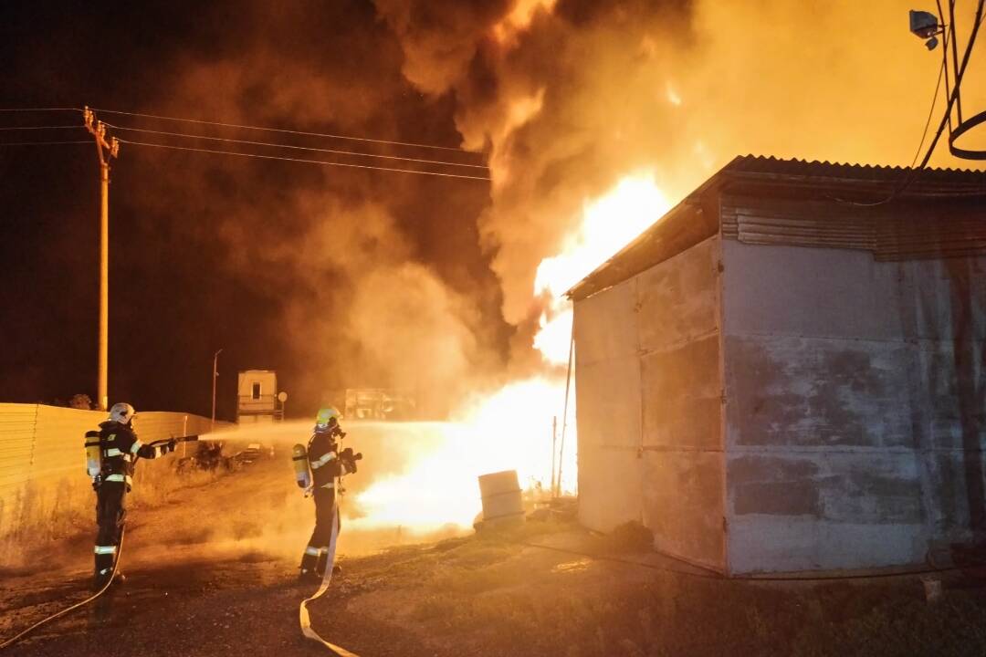 FOTO: V obci pri Nitre zhoreli počas noci tri vozidlá, plamene šľahali do 10-metrovej výšky 