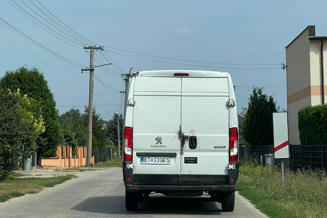 Foto: Vodič dodávky v obci Čab nabúral do iného auta a ušiel. Nevšimol si ani stop-ku na železničnom priecestí