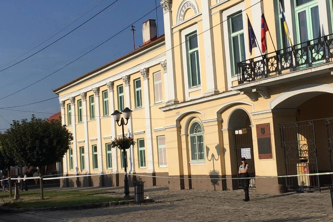 Foto: Na mestskom úrade v Šahách niekto nahlásil bombu, zamestnancov evakuovali 