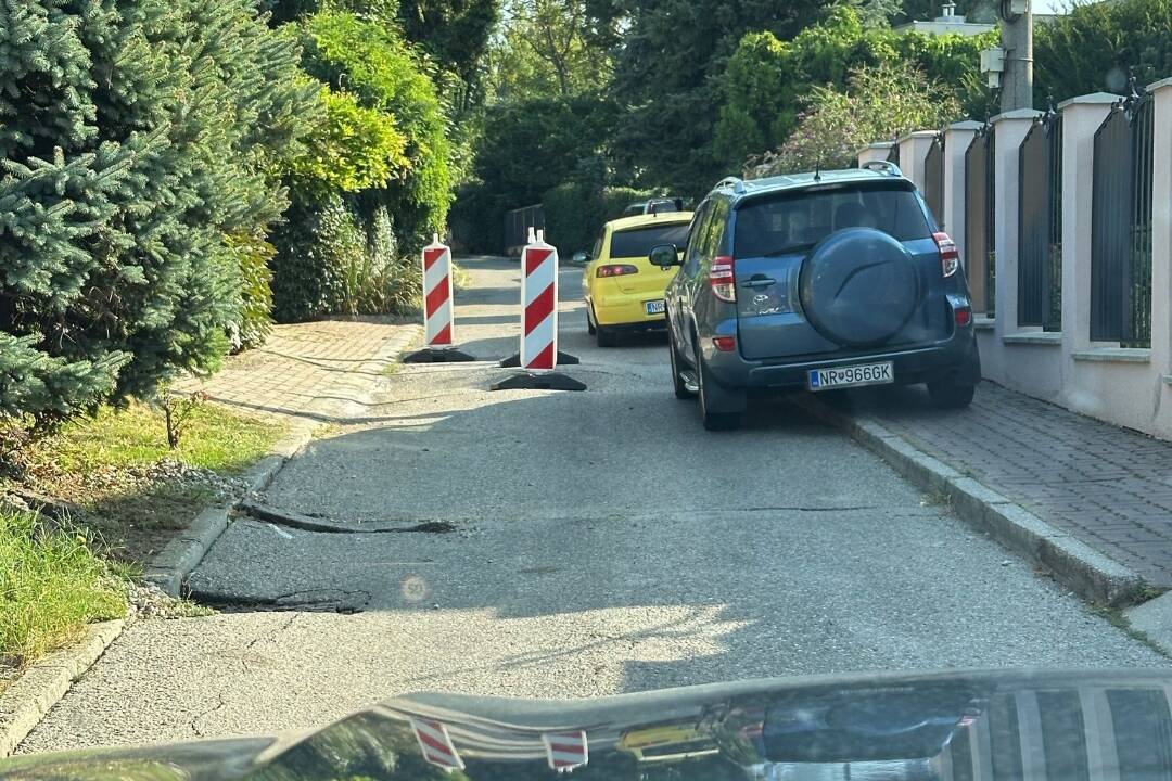 FOTO: Ulica na Zobore je od poslednej búrky rozbitá, obyvatelia sa pýtajú, či sa dočká opravy