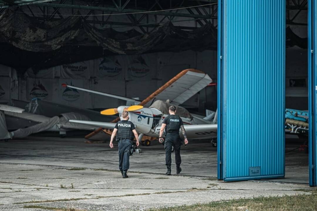 FOTO: Poplach na letisku Nitra – Janíkovce. Polícia ho musela uzavrieť kvôli bombovej hrozbe