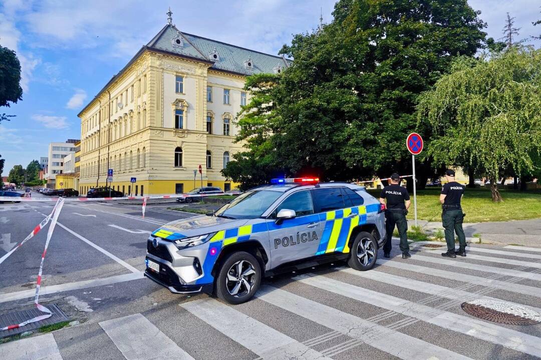 Foto: Ďalšia bombová hrozba uzavrela ulicu v centre Nitry