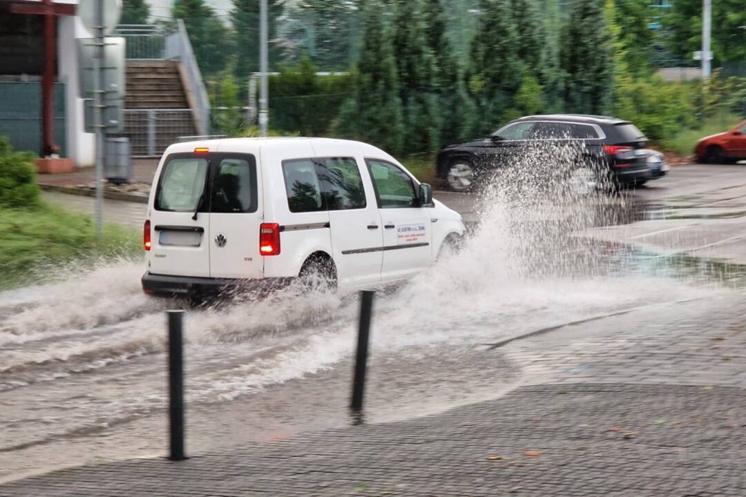 Foto: Pre Nitriansky kraj platia výstrahy 2. stupňa pred dažďom a povodňami. Ktoré okresy sa musia mať na pozore?