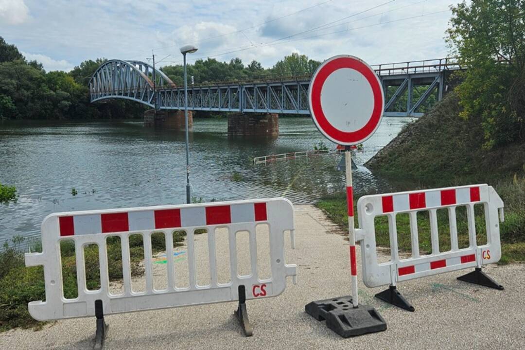 FOTO: Dunaj na juhu Slovenska stále stúpa a ohrozuje aj Váh a Ipeľ. Zásahové jednotky sú v pohotovosti