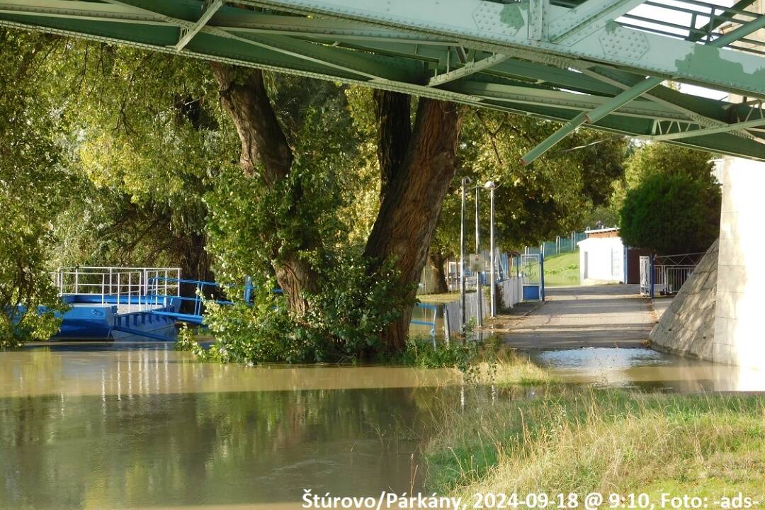 FOTO: Takto vyzerá rozvodnený Dunaj v Štúrove. V meste bol vyhlásený tretí stupeň povodňovej aktivity