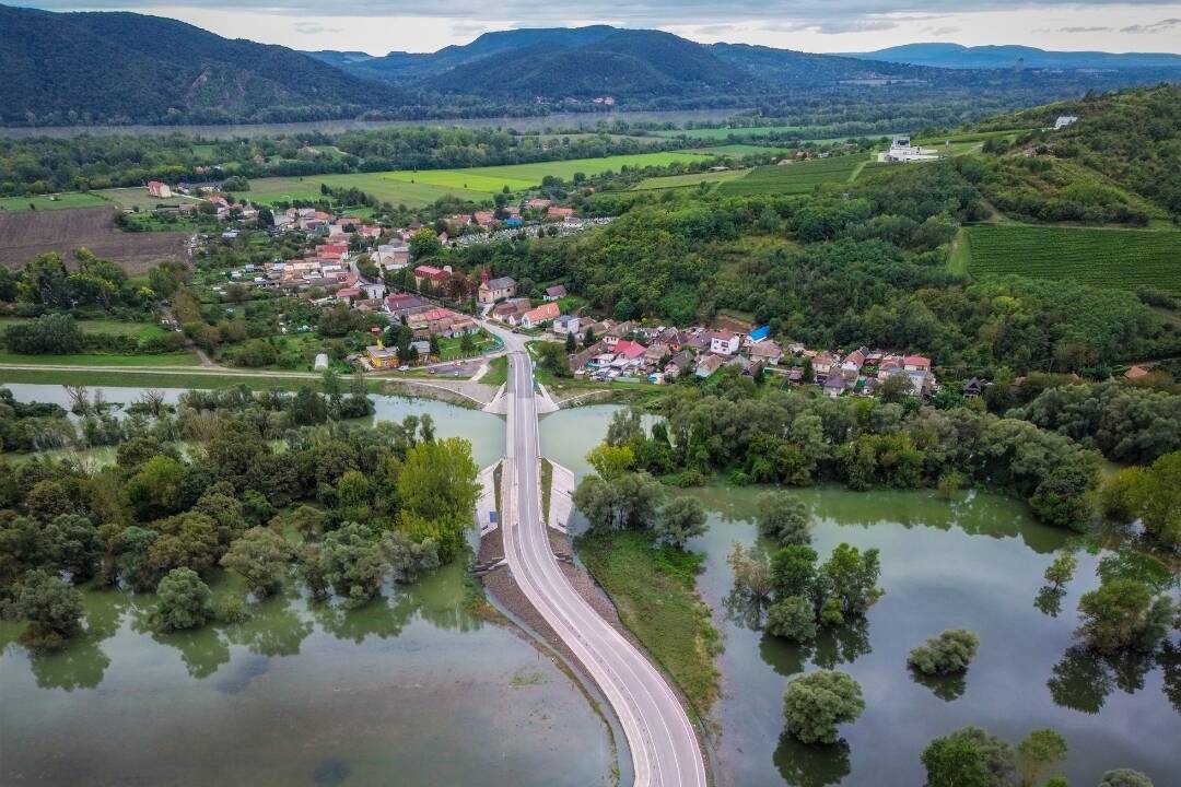 FOTO+VIDEO: V Chľabe vyhlásili mimoriadnu situáciu a uzavreli cestu. Ostala odrezaná od sveta