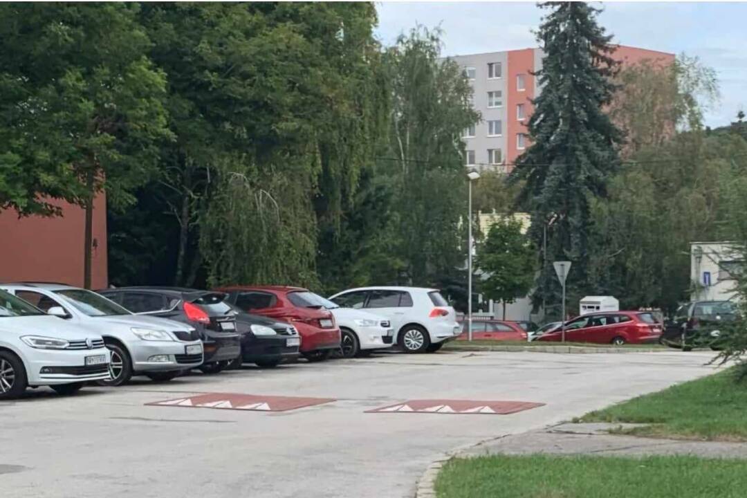 Foto: Nové spomaľovače pri OC Sandokan rozdelili Nitranov. Prečo najprv neopravili rozbitú cestu, pýtajú sa