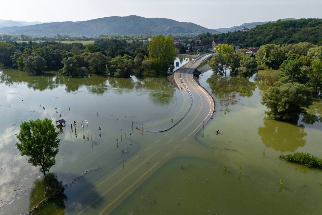 FOTO: Ako to vyzerá v Chľabe, ktorú voda odrezala od sveta? Pohľad na izolovanú obec zasiahnutú povodňami