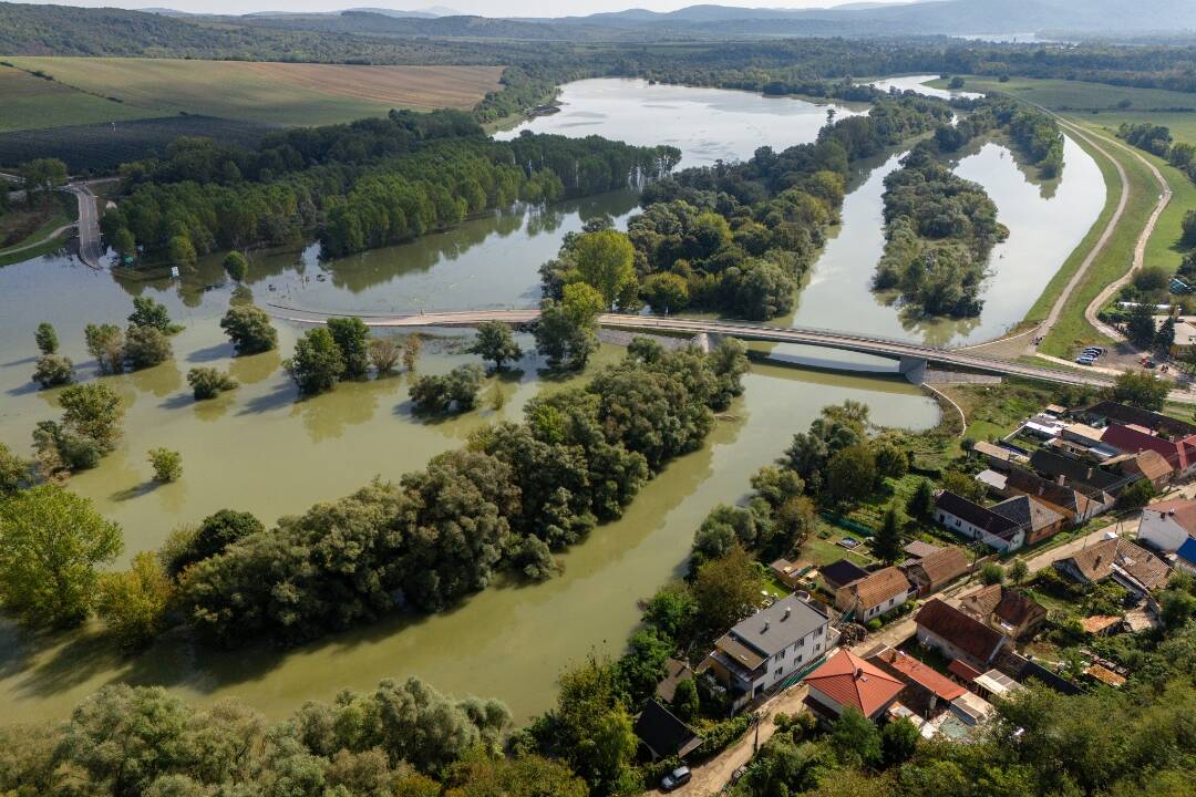 Foto: Hladina Dunaja v okolí Chľaby začala klesať. Doprava v obci je naďalej obmedzená