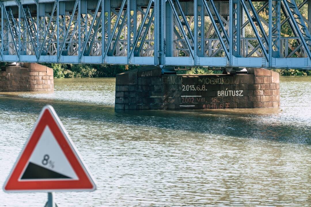 FOTO: Dunaj v Komárne pozvoľna klesá a odhaľuje spúšť, ktorú spôsobil. Následky sa budú odstraňovať týždne