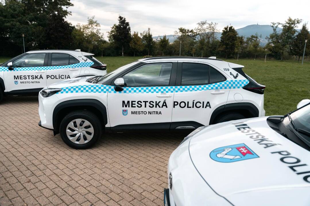 FOTO: Nitrianska mestská polícia má nové autá za takmer 60-tisíc eur, dali im spraviť aj moderné polepy