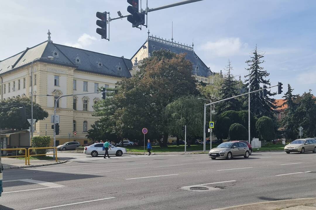 Foto: Na súde v Nitre niekto znova nahlásil bombu, na mieste zasahuje polícia