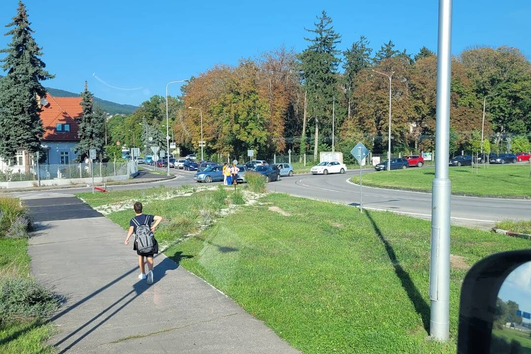 Foto: Všetci len trúbili, no nepomohli. Žena z Nitry sa poďakovala jedinej záchrankyni, ktorá jej z kruháča odtiahla auto