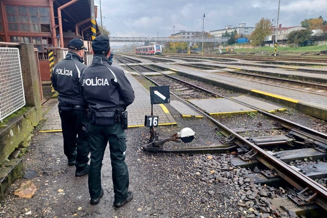 FOTO: Policajti hliadkujú na železniciach v Nitrianskom kraji. Chytajú aj vodičov, ktorí letia cez priecestia