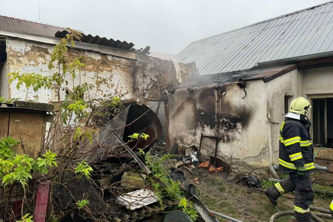 FOTO: Rodinný dom v Komjaticiach zachvátili plamene, na pomoc prišli hasiči z Rastilavíc a Šurian