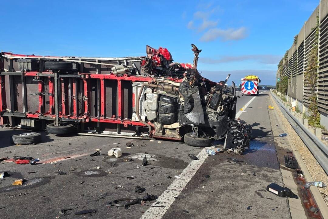 Foto: VIDEO: Na R1 v smere z Nitry do Trnavy narazil kamión do cestárov, úsek je neprejazdný