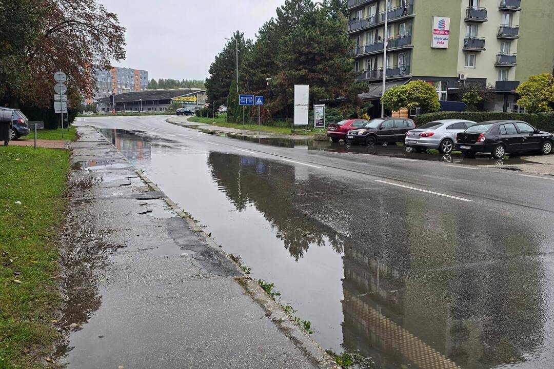 FOTO: Kaluž v Šali chcú zapísať do Guinnessovej knihy rekordov. Je pri nej kanál, do ktorého voda nemá ako odtekať