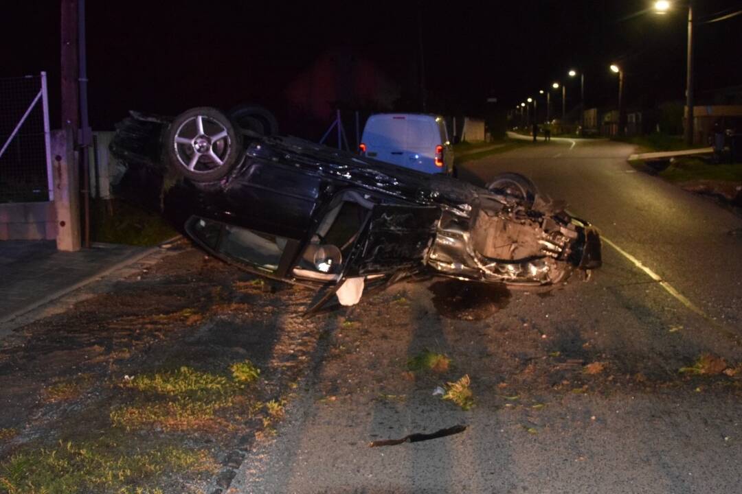 Foto: Nehoda v Oponiciach: Mladík s dvomi promile zdemoloval auto a skončil na streche. Na mieste unikal aj plyn