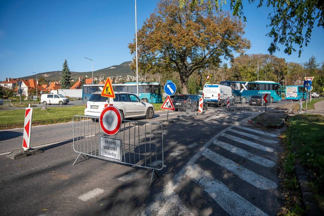 Foto: Zápchy na kruhovom objazde pod Zoborom aj meškajúce autobusy MHD. Dokedy to potrvá?