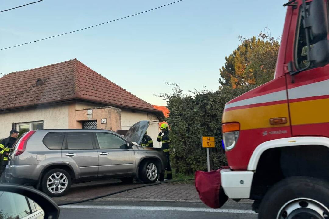 Foto: V Jelšovciach narazilo auto do plotu rodinného domu, na mieste zasahujú hasiči