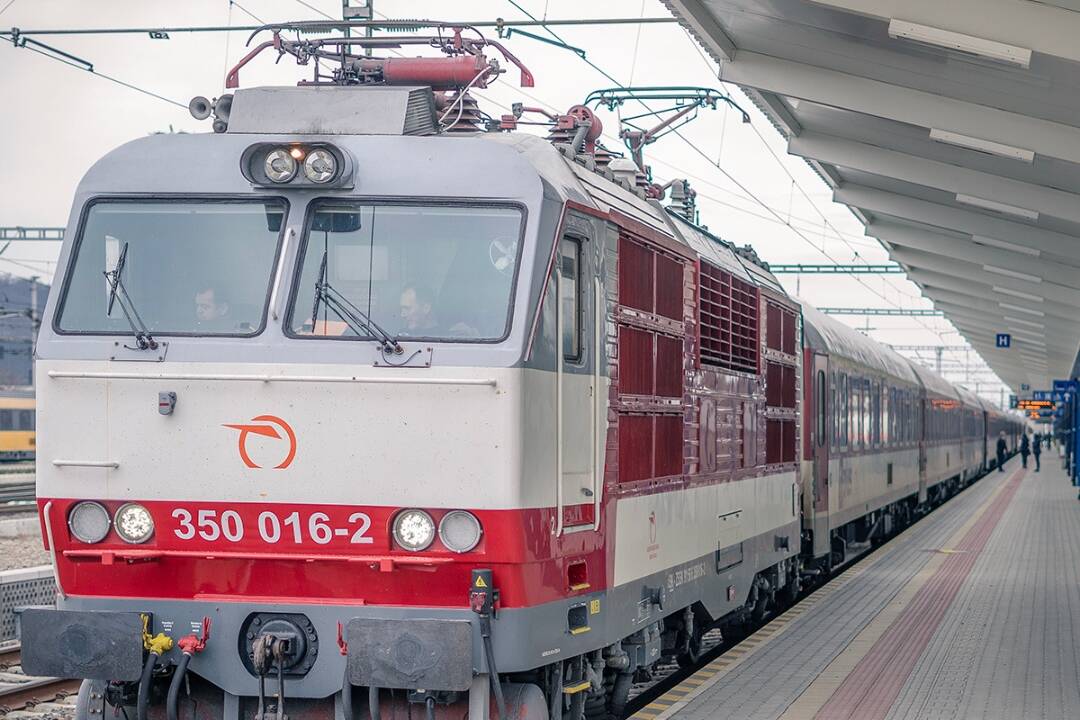 Foto: Vlakové spojenie medzi Ivankou pri Nitre a Komjaticami bude prerušené, pre cestujúcich je pripravená autobusová doprava