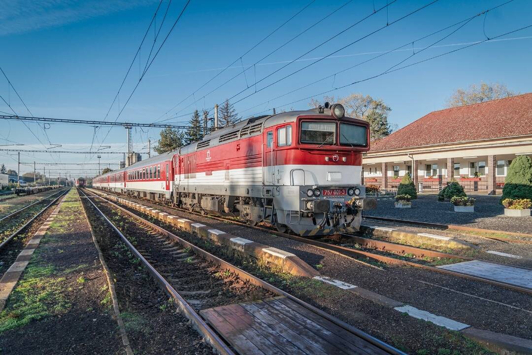 Foto: Medzi Ivankou pri Nitre a Komjaticami v piatok nepremávajú vlaky. Po cestujúcich prídu autobusy