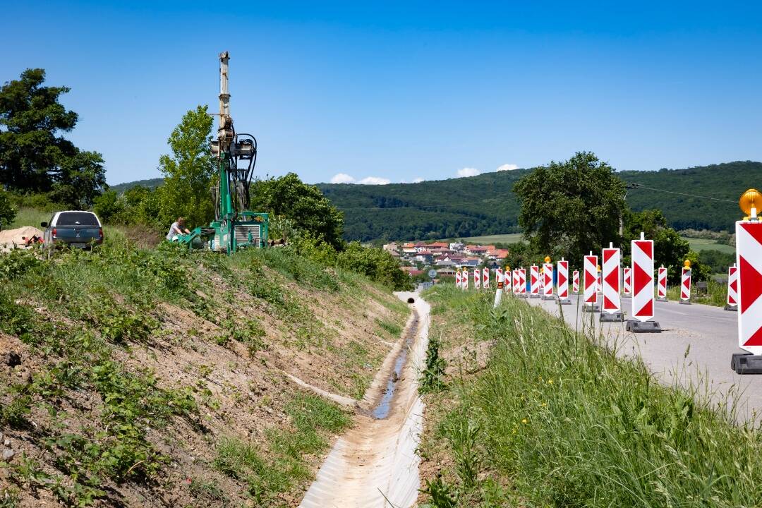 Foto: Pretrhnutú cestu do Žirian, ktorá sa zosúva, začínajú opravovať. Najprv však vybudujú jednu dočasnú