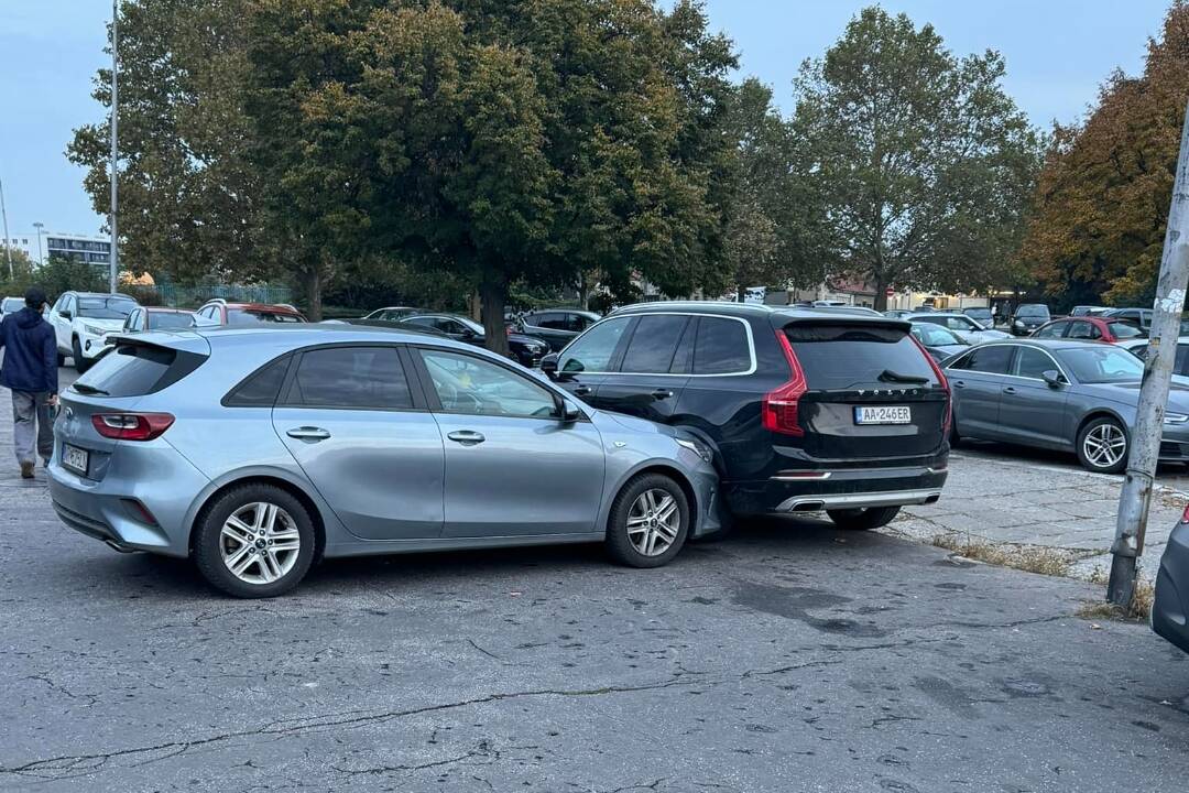 Foto: Kuriózne parkovanie v Nitre: Auto sa pohlo a narazilo do iného. Bola za tým nezatiahnutá ručná brzda?