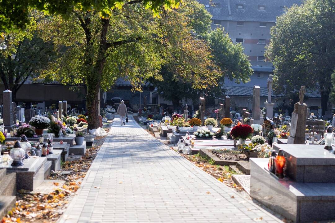 Foto: Dušičky v Nitre: Mesto počas sviatkov upraví otváracie hodiny cintorínov aj zberných dvorov